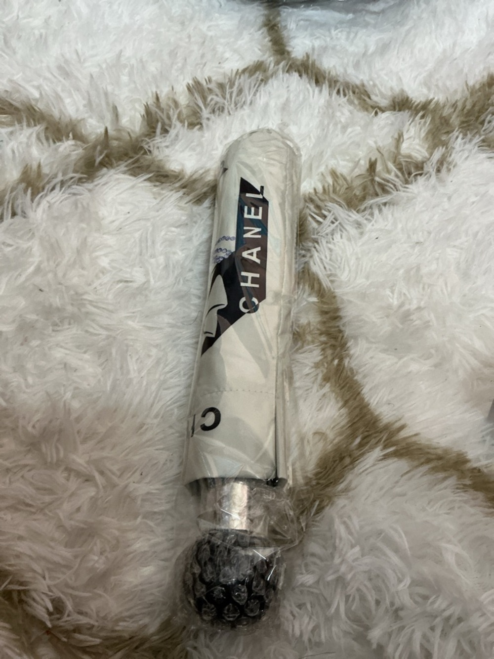 GWP CHANEL Logo White & Black Patterned Compact Umbrella - Picture 4 of 5